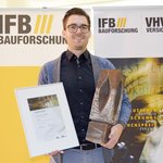 Alexander Hollberg freut sich über den mit 4000 Euro dotierten 1. Preis im Wettbewerb (Copyright: VHV Gruppe)
