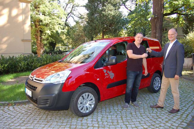 Der Kanzler Dr. Horst Henrici übergibt die Autoschlüssel an Bodo Käding, der das Auto zukünftig fahren darf. (Foto: Nils Volkmann)