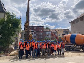 Exkursionsgruppe am 11.6.2025 an der Baugrube der Erweiterung des Optischen Museums
