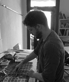 Chadde beim Modellbau im Weimarer Studio