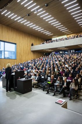 Das Maurice-Halbwachs-Auditorium war zur Graduierungsfeier der Fakultät Architektur und Urbanistik bis auf den letzten Platz gefüllt. Foto: Bauhaus-Universität Weimar/ Thomas Müller
