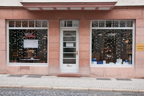 In der Karlstraße 6 in Weimar hat der Laden mit angeschlossener Werkstatt von Montag bis Samstag geöffnet.