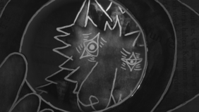 Schwarzweiße Zeichnung eines stilisierten Tiergesichts mit leuchtenden, geometrisch geformten Augen vor einem dunklen, collageartigen Hintergrund.