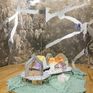 Masami Saito, Candida Candy, 2022-2023. Wandtapete, Folie, Zucker, Zuckerwürfel, Kunstpelz, Holz, Metallplatte, Petrischale mit Agarplatte und Pilz, Lupe, Maße variabel © 2023 nova space, courtesy of the artist, Foto: Jannis Uffrecht