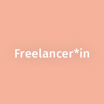 Freiberufler*innen in der Informatik bieten unabhängige Dienstleistungen wie Softwareentwicklung, IT-Beratung, Webdesign, Datenanalyse, Sicherheitstests und mehr. Sie arbeiten projektweise für verschiedene Kunden und haben Flexibilität in Bezug auf Projektauswahl und Arbeitszeit.