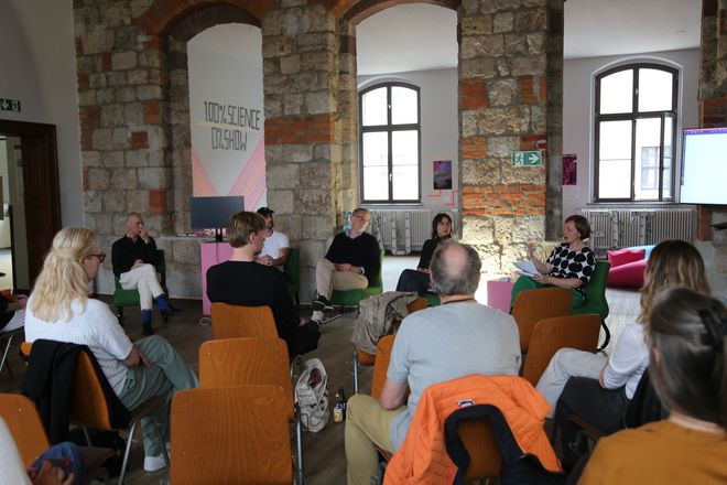 Blick aus dem Publikum zum Podium