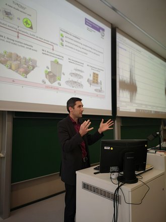 Jun.-Prof. Lars Abrahamczyk, Professur Komplexe Tragwerke an der Fakultät Bauingenieurwesen, referiert über Erdbebenmessungen und Gebäudeschäden. (Foto: Dr. Silke Beinersdorf)