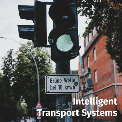 Foto einer Ampel, die auf grün steht, darunter der Text 'Grüne Welle bei 18 km/h' mit Überschrift: Intelligent Transport Systems