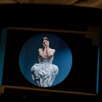 Das voluminöse Abendkleid von Designerin Pia Fischer besteht aus 20.000 von Hand aufgenähten künstlichen Fingernägeln.
