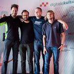 Medien-Student Tim Weißker (ganz rechts) ist unter den Gewinnern der »Interactive Competition« auf der EVOKE 2015 dabei. (Bild: https://www.facebook.com/evokedemoparty/photos/a.758108277632646.1073741833.302629816513830/758108704299270/?type=3&theater)