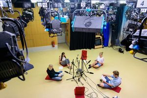 Im Studio 1 im Medienhaus wird das Hörspiel »Das Parlament der Dinge« aufgenommen. (Bild: Henry Sowinski)