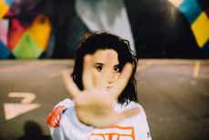 Symbolbild: Eine Frau hebt ihre Hand und signalisiert damit: Stop!