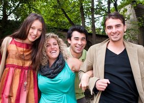 Begeistert von Weimar: Anastasia aus Sankt Petersburg, Francescamaria aus Bozen, Nicholas aus Toledo/Ohio und Guillaume aus Rennes (v.l.) nahmen 2011 an der Bauhaus Summer School teil. (Foto: Hamish John Appleby)