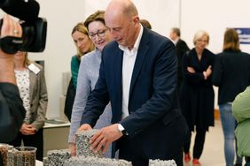 Foto: Dominique Wollniok Klara Geywitz besuchte auf Einladung des Thüringer Wissenschaftsministers Wolfgang Tiefensee u.a. die Materialforschungs- und -prüfanstalt (MFPA) sowie das F.A. Finger-Institutes für Baustoffkunde (FIB) an der Bauhaus-Universität Weimar. (Foto: Dominique Wollniok)