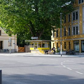 Kreuzung mit Kiosk