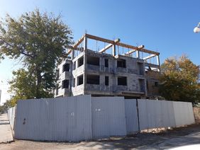 Typische Standard-Bauweise in erdbebensicherer Stützen-Riegel-Konstruktion mit Mauerwerksausfachungen. Foto: H.J. Bargstädt