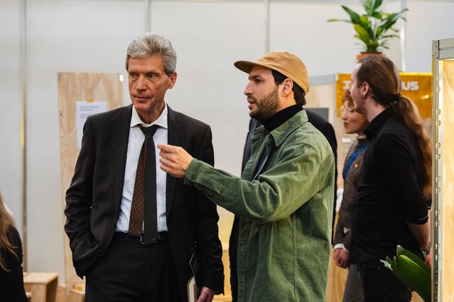 Gianluca Pandolfo (r.), Wissenschaftlicher Mitarbeiter der Professur Graphische Datenverarbeitung, im Gespräch mit Thüringens Bildungsminister Helmut Holter.