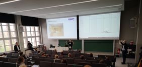 Christian Kaufmann (Mitte), wissenschaftlicher Mitarbeiter des Erdbebenzentrums, visualisiert mithilfe der Daten des Erdbeben-Terminals die weltweiten Erdbebenaktivitäten. (Foto: Dr. Silke Beinersdorf)