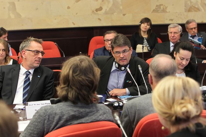 Raimo Harder kommentiert die erreichten Ergebnisse des ersten Tages. Links daneben: Prof. Plank-Wiedenbeck. Foto: Vjatscheslav Korotichin