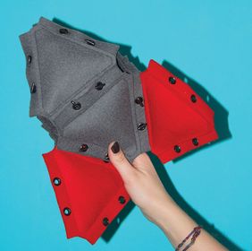 Mit den von Iva Kolundzija entwickelten »Tessa Building Blocks«  können Kinder nach dem Baukasten-Prinzip ihre eigenen Spielzeuge, Kostüme oder sogar ganze Spielwelten erfinden. Bildquelle: Iva Kolundzija
