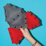 Mit den von Iva Kolundzija entwickelten »Tessa Building Blocks«  können Kinder nach dem Baukasten-Prinzip ihre eigenen Spielzeuge, Kostüme oder sogar ganze Spielwelten erfinden. Bildquelle: Iva Kolundzija
