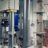 Servohydraulische Prüfmaschine 630 kN