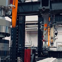 Hydraulikzylinder am Spannbetonträger