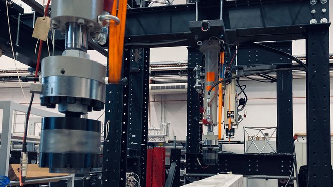 Hydraulikzylinder am Spannbetonträger