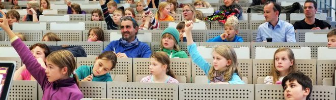 Hörsaal voller Kinder in der M13