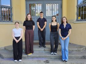 Die neuen Auszubildenden Pamina Förster, Lara Feukert, Noah Sanft, Marie Liehr und Sophie Roth (v.l.) werden in den kommenden drei Jahren in unterschiedlichen Bereichen an der Bauhaus-Universität Weimar ausgebildet. Foto: Nicole Klemm