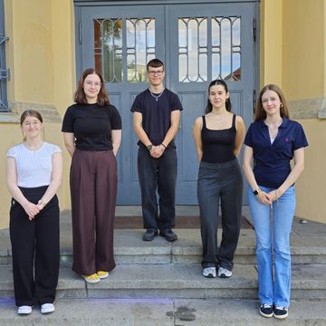 Die neuen Auszubildenden Sophie Roth, Marie Liehr, Noah Sanft, Pamina Förster und Lara Feukert (v.l.) werden in den kommenden drei Jahren in unterschiedlichen Bereichen an der Bauhaus-Universität Weimar ausgebildet. Foto: Nicole Klemm