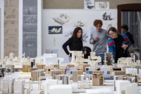 A high rate of student satisfaction, dedicated supervision, and a positive learning atmosphere led to top rankings for the Faculty of Architecture and Urbanism and the Faculty of Civil and Environmental Engineering in the 2025 CHE University Ranking. Bauhaus-Universität Weimar, Photo: Thomas Müller.