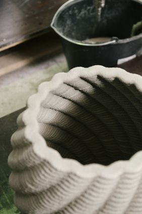 Beton-Vase aus dem 3D-Drucker: Am F.A. Finger-Institut für Baustoffkunde wird mit verschiedenen Formen experimentiert. Foto: Bauhaus-Universität Weimar, Dominique Wollniok Beton-Vase aus dem 3D-Drucker: Am F.A. Finger-Institut für Baustoffkunde wird mit verschiedenen Formen experimentiert. Foto: Bauhaus-Universität Weimar, Dominique Wollniok
