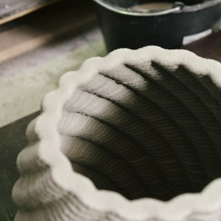 Beton-Vase aus dem 3D-Drucker: Am F.A. Finger-Institut für Baustoffkunde wird mit verschiedenen Formen experimentiert. Foto: Bauhaus-Universität Weimar, Dominique Wollniok