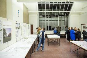 Blick in einen Atelierraum im Hauptgebäude zur Semesterschau go4spring der Fakultät Architektur und Urbanistik an der Bauhaus Universität Weimar. Foto: Thomas Müller