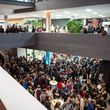 junge Menschen stehen im Foyer der Universitätsbibliothek, es herrscht eine ausgelassene Stimmung