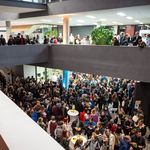 junge Menschen stehen im Foyer der Universitätsbibliothek, es herrscht eine ausgelassene Stimmung