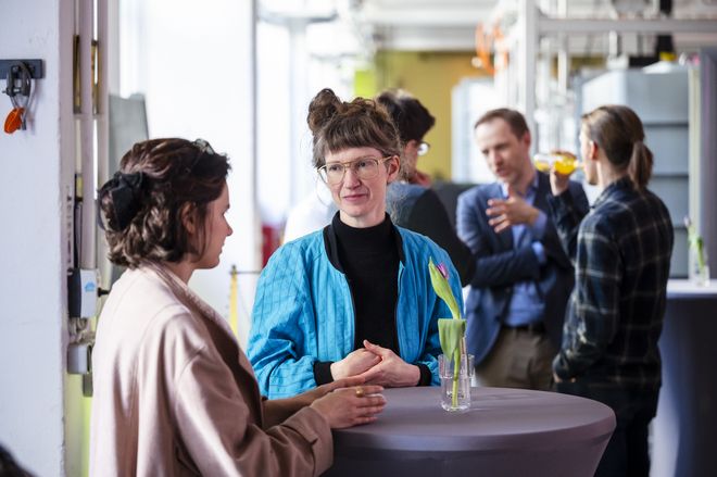 Personen bei der Auftaktveranstaltung im Gespräch