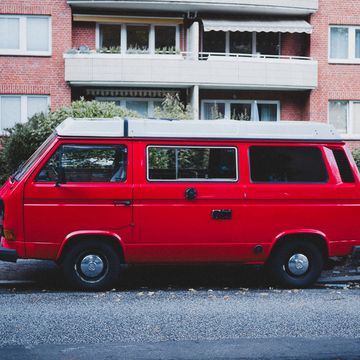 Wem gehört der Fußgängerweg? Parken im öffentlichen Raum ist längst selbstverständlich geworden. Foto: Raphael Obertreis
