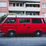 Wem gehört der Fußgängerweg? Parken im öffentlichen Raum ist längst selbstverständlich geworden. Foto: Raphael Obertreis