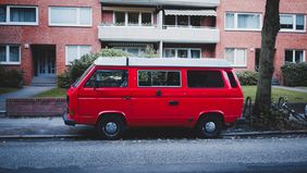 Wem gehört der Fußgängerweg? Parken im öffentlichen Raum ist längst selbstverständlich geworden. Foto: Raphael Obertreis Wem gehört der Fußgängerweg? Parken im öffentlichen Raum ist längst selbstverständlich geworden. Foto: Raphael Obertreis