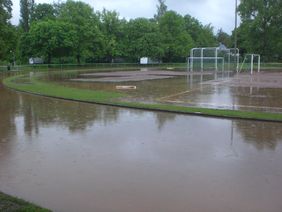 Vom Hochwasser der Ilm war auch die Sporthalle der Bauhaus-Universität Weimar an der Falkenburg betroffen. Die Freiwillige Feuerwehr aus Ehringsdorf und Taubach und zahlreiche Helferinnen und Helfer engagierten sich, um den Wasserstand möglichst niedrig Vom Hochwasser der Ilm war auch die Sporthalle der Bauhaus-Universität Weimar an der Falkenburg betroffen. Die Freiwillige Feuerwehr aus Ehringsdorf und Taubach und zahlreiche Helferinnen und Helfer engagierten sich, um den Wasserstand möglichst niedrig