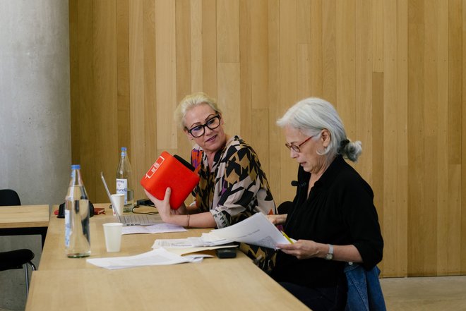 Workshop mit Prof. Jane Bennett in der Lounge der Universitätsbibliothek mit Angehörigen des Graduiertenkollegs Medienanthropologie am 25. Mai 2023 (Foto: Bauhaus-Universität Weimar/ Dominique Wollniok)