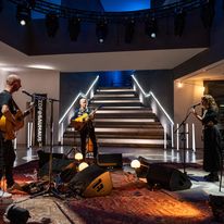 Der belgische Pop-Musiker Milow mit Band während des Konzerts im Foyer der Universitätsbibliothek .