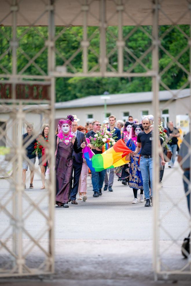 Procession of guests marches towards the memorial stone for the »Pink Triangle Prisoners«