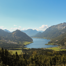 Picture of the Salzukammergut with mountains and a mountain lake