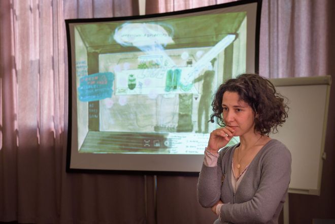 Angeregt lauscht sie dem Feedback ihrer Kommilitonen und den Hinweisen der Professorin. Fotos: Candy Welz