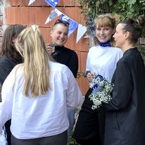 Studentinnen mit Jun.-Prof. Stefanie Schwarz (rechts) auf der Release-Party zur Publikation 