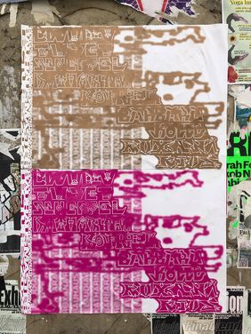 Plakat der Reihe »Bauhaus Master Lectures« mit typografischen und grafischen Elementen in Braun und Magenta. Verschachtelte Schriftformen überlagern sich und bilden eine abstrakte, experimentelle Komposition.