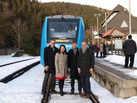 Prof. Plank-Wiedenbeck, Minister Siegesmund, Prof. Jentsch, Prof. Lademann (left to right) in front of the Alstom Coradia iLint in Katzhütte. Picture: Julius Uhlmann